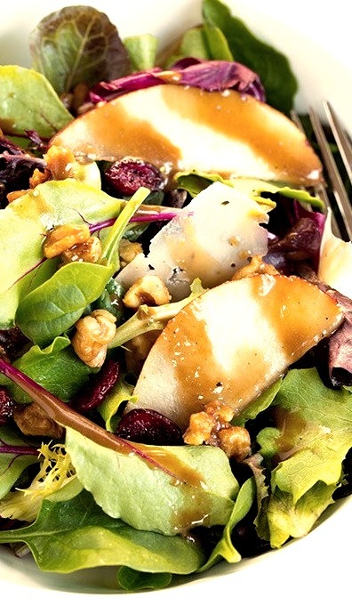 (Autumn Pear Salad with Candied Walnuts and Balsamic Vinaigrette)